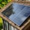 panneau photovoltaïque sur le toit d'un abri de jardin