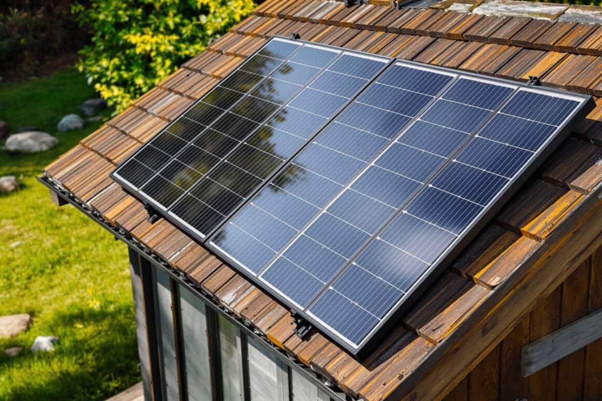 panneau photovoltaïque sur le toit d'un abri de jardin